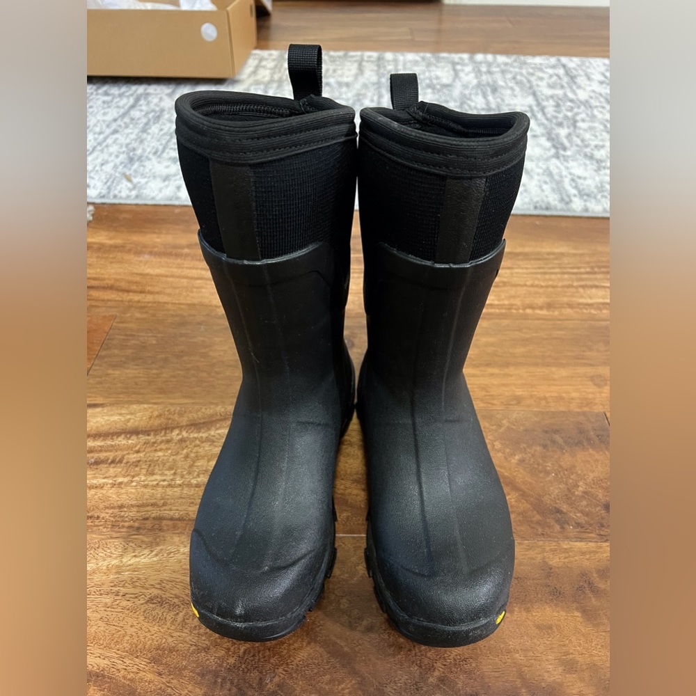 EUC Muck Boots Arctic Ice Mid W6 Black/Pink